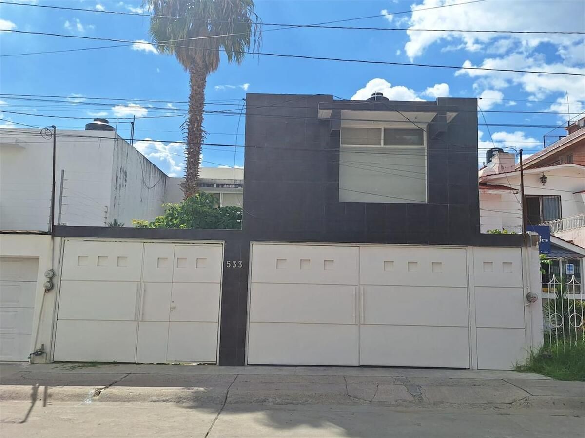 Casa en venta en Jardines del Moral — foto 1