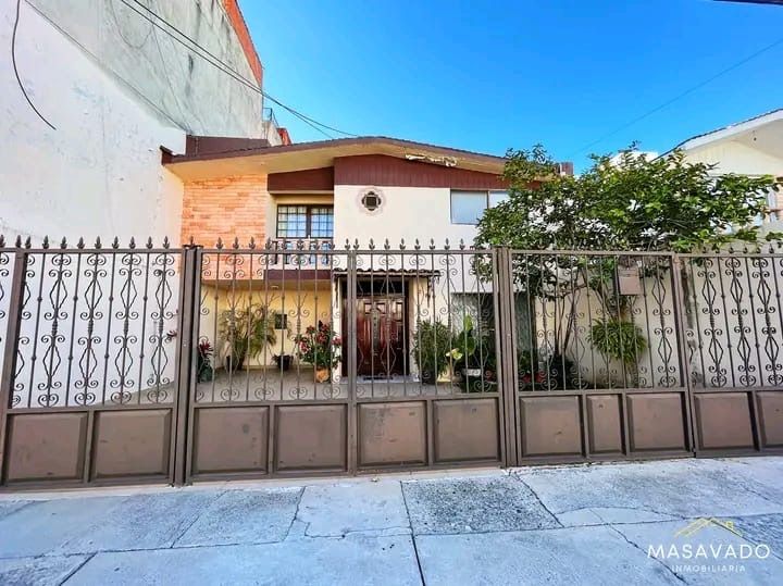 Casa en venta en Jardines del Moral — foto 1