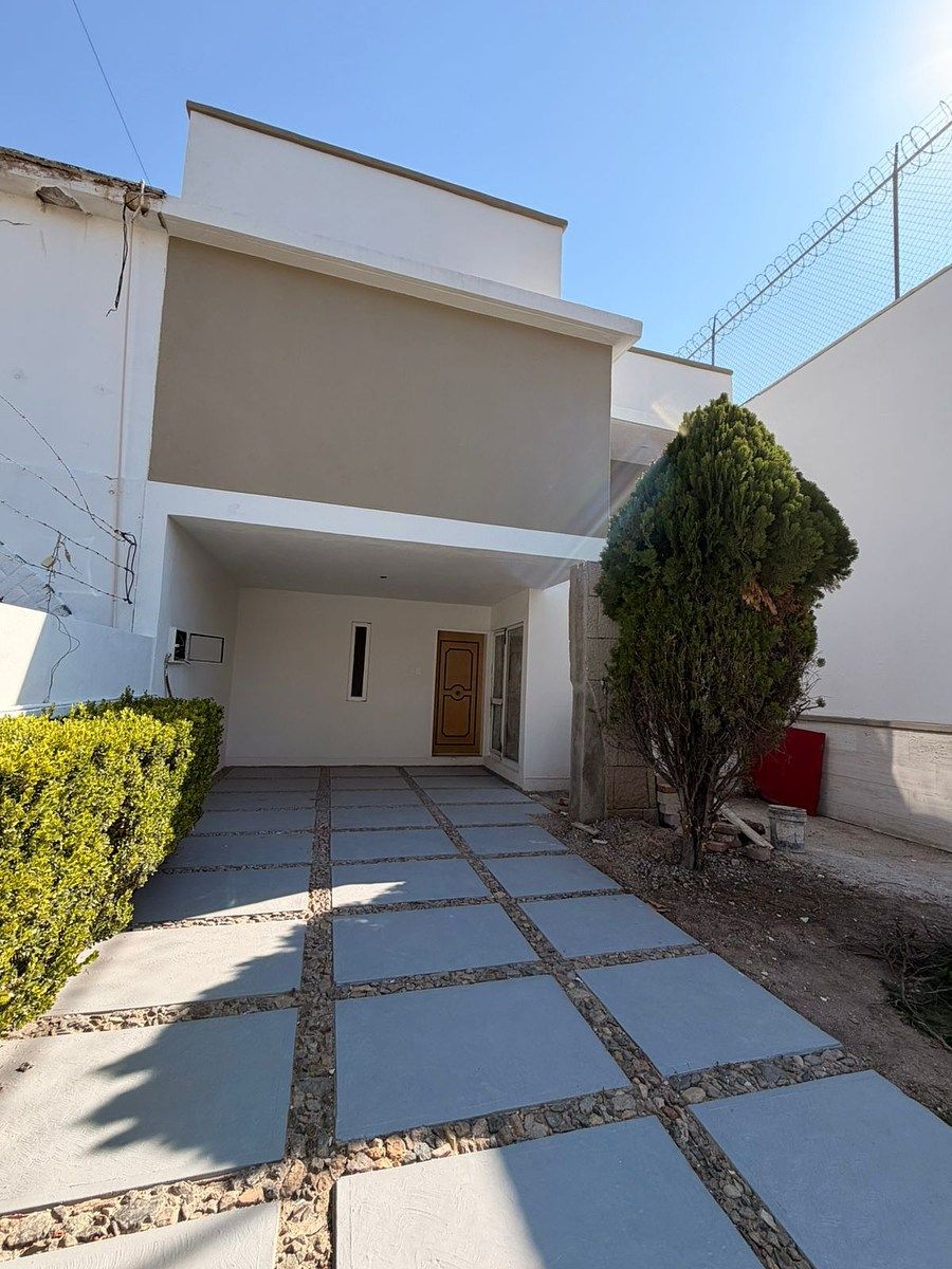 Casa en venta en Jardines del Moral — foto 1